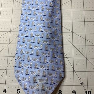 Triathlon Vineyard Vine 100% silk Blue Patterned Tie